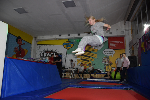 Батутный центр в Воронеже. Сервис Ultra Подарки. Купить подарочный сертификат в батутный центр, попробуйте прыжки на батуте в Воронеже. Сервис UltraPodarki.ru 8 (800) 555 95-30.. Батутный центр , батутный центр, батутный центр цены, батутный центр в Воронеже,  батутный парк, батут прыгать, прыжки +на батуте, батут Воронеж, батут спорт