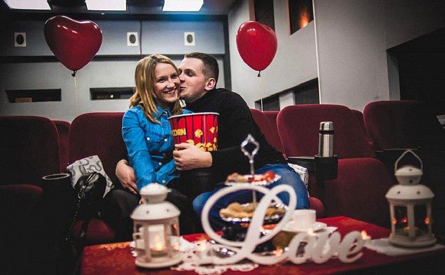 Романтическое свидание в кинотеатре в Воронеже. Ultra Подарки. Купить романтическое свидание в кинотеатре в Воронеже. Подарите самым близким незабываемые моменты и признайтесь в искренних чувствах. Сервис UltraPodarki.ru 8-800-505-95-30. Романтическое свидание в кинотеатре в Воронеже, свидание в Воронеже, свидание в кинотеатре, сертификат на свидание в кинотеатре, сертификат на свидание в Воронеже, купить свидание, купить свидание Воронеж, первое свидание, девушка свидание, хороший кинотеатре, романтический кинотеатре, романтический вечер, романтический ужин, романтические любимому, романтическая музыка