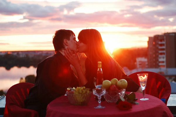 Романтическое свидание на крыше в Воронеже. Ultra Подарки. Купить романтическое свидание на крыше в Воронеже. Подарите самым близким незабываемые моменты и почувствуйте друг друга ещё ближе. Сервис UltraPodarki.ru 8 800 505 95 30. Романтическое свидание на крышев Воронеже, свидание на крышев Воронеже, свидание, сертификат на свидание на крыше, сертификат на свидание в Воронеже, купить свидание на крыше, купить свидание Воронеж